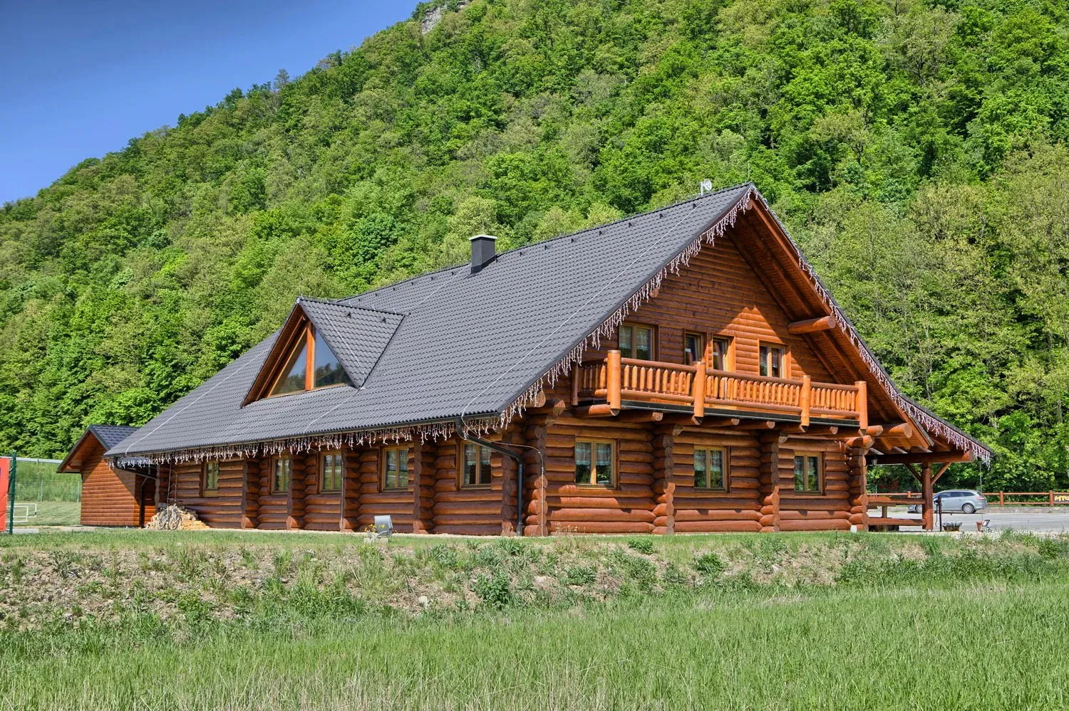 Čertovská koliba pod zalesneným kopcom
